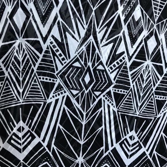 Torrid Black & White S/S Tribal Pattern Top Size 4 - Picture 5 of 7